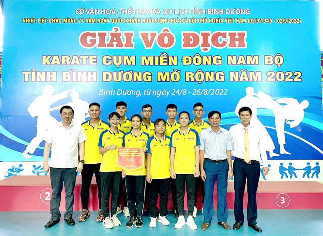 Ông Cao Văn Chóng, PGĐ Sở VHTTDL (thứ nhất bên trái) chụp ảnh cùng đội tuyển Karate Bình Dương