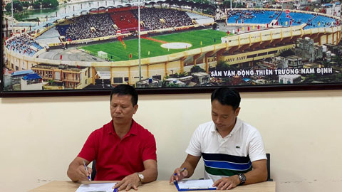 HLV Vũ Hồng Việt (phải) trong lễ ký hợp đồng với CLB Nam Định vào chiều qua
