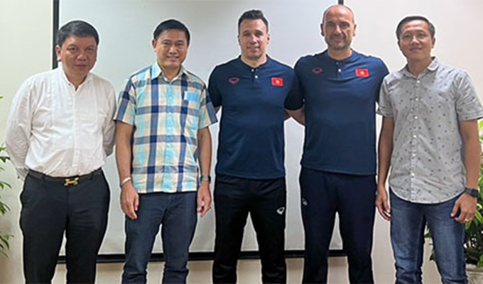 Giustozzi Diego Raul (đứng giữa) là tân HLV của ĐT futsal Việt Nam