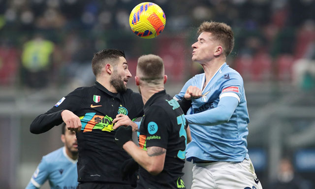 Cuộc đọ sức giữa Lazio (áo sáng) và Inter hứa hẹn sẽ rất căng thẳng và có nhiều bàn thắng