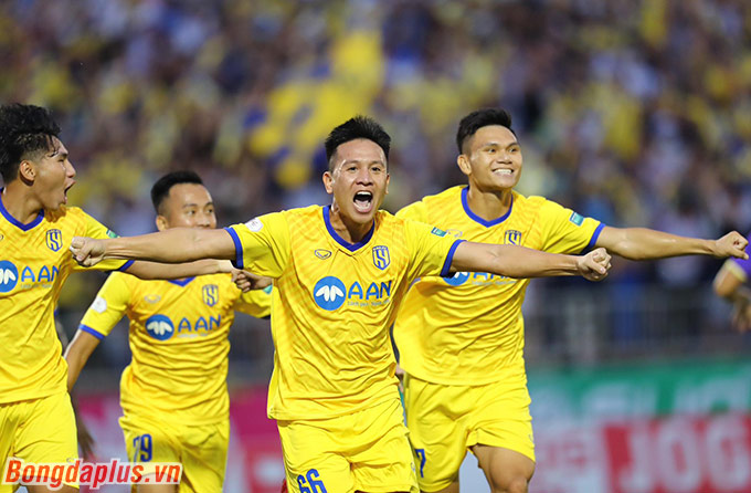 SLNA và Hà Nội FC cống hiến một trận đấu hấp dẫn - Ảnh: Minh Tuấn 