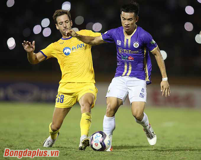 Hà Nội FC đẩy cao đội hình, dồn dập tấn công trong hiệp 2 