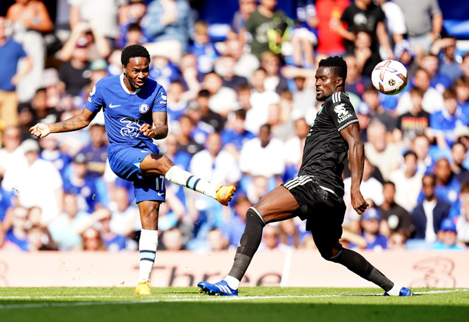 Sterling lập cú đúp ở trận Chelsea vs Leicester