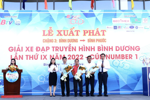ông Cao Văn Chóng - Phó Giám đốc Sở VHTTDL (ngoài cùng bên phải) và bà Nguyễn Thị Thảo Nguyên - Phó Trưởng Ban Văn hóa - Xã hội, HĐND tỉnh (ngoài cùng bên trái) tặng hoa cho các nhà tài trợ giải