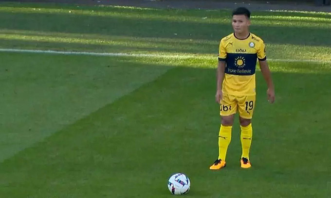 Quang Hải vào sân từ ghế dự bị nhưng không thể giúp Pau FC có điểm trước Quevilly 