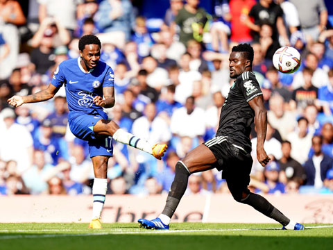 Sterling lập cú đúp vào lưới Leicester trong cảnh Chelsea phải thi đấu thiếu người
