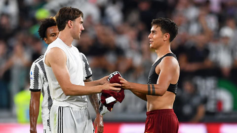 Dybala và Vlahovic (trái) đổi áo cho nhau sau trận đấu giữa Roma và Juve