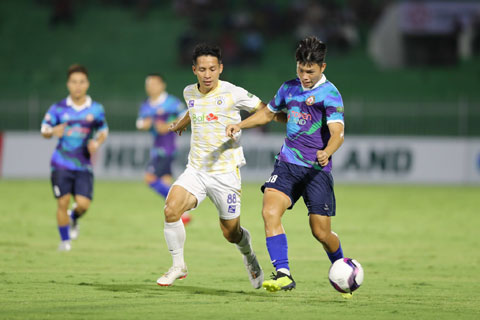 Cầu thủ Bình Định (phải) đã sẵn sàng chặn đứng bước tiến của Hà Nội FC  Ảnh: CTV