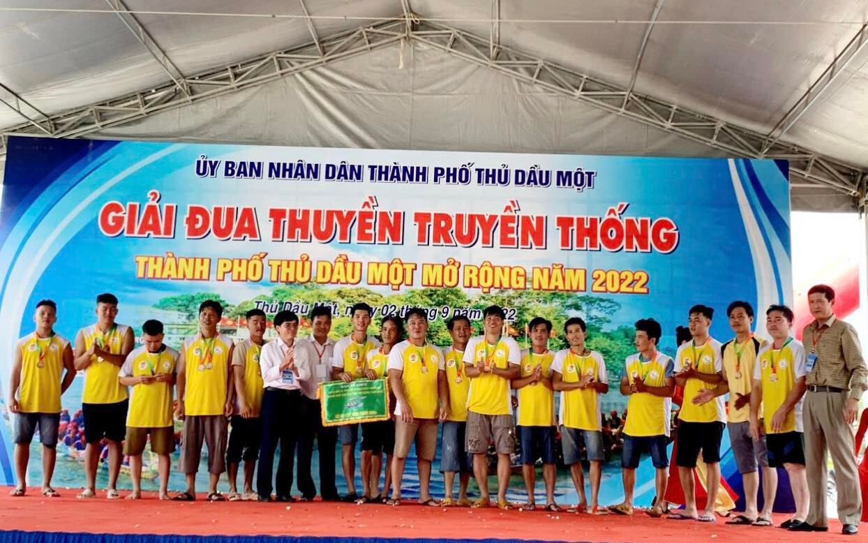 Ban Tổ chức trao giải nhất cự ly 500m cho đội Thạnh Phước,Thị xã Tân Uyên
