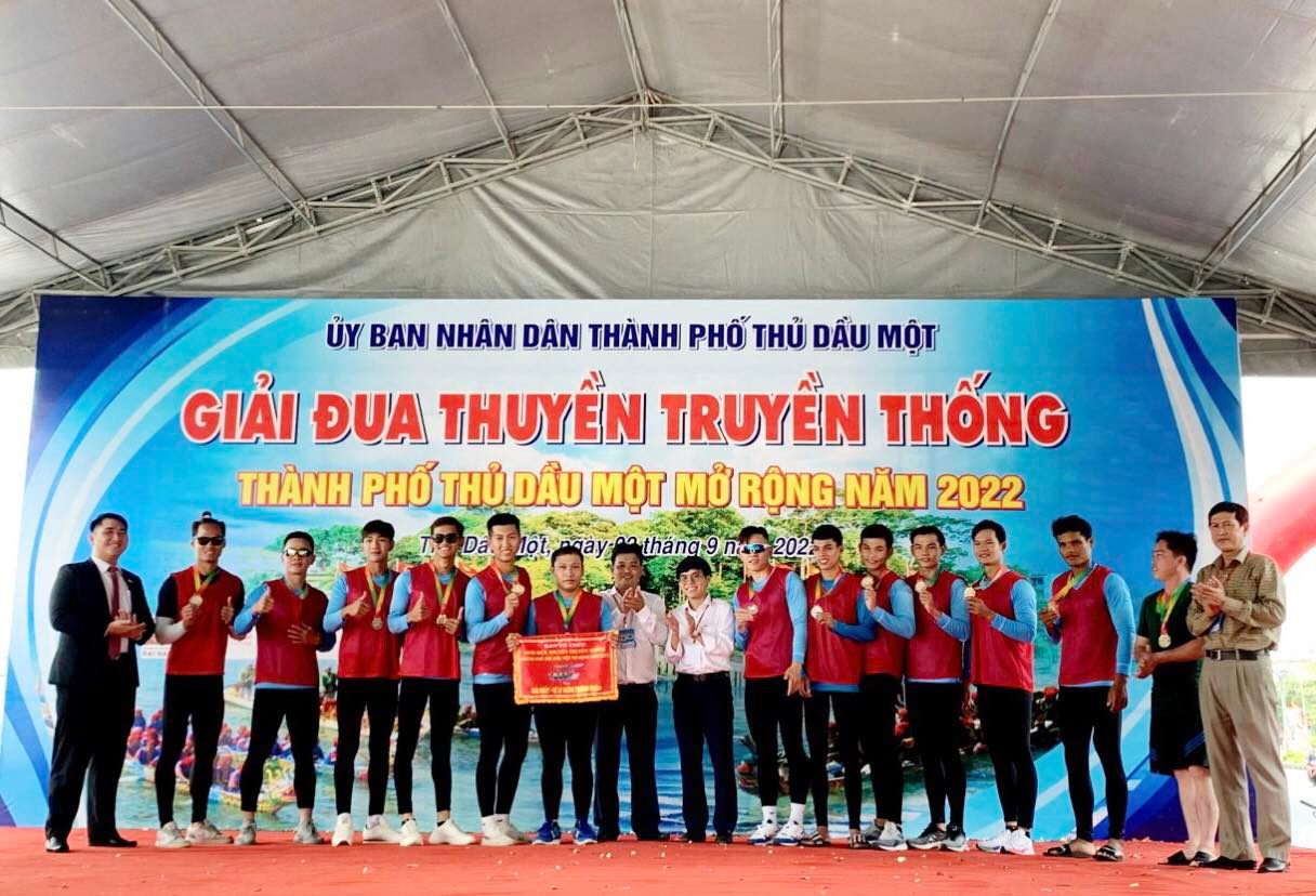 Ban Tổ chức trao giải nhất cự ly 2000m cho đội thuyền Liên phường 2, Tp Thủ Dầu Một