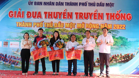 Sôi động giải Đua thuyền truyền thống tại TP Thủ Dầu Một