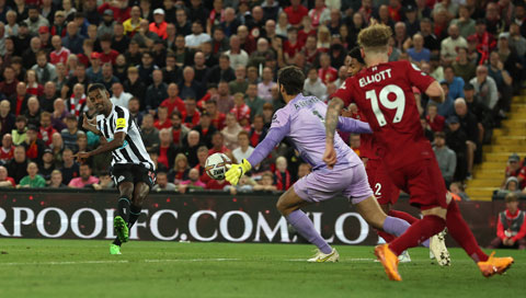 Alexander Isak xé lưới Liverpool ngay trong trận ra mắt Newcastle