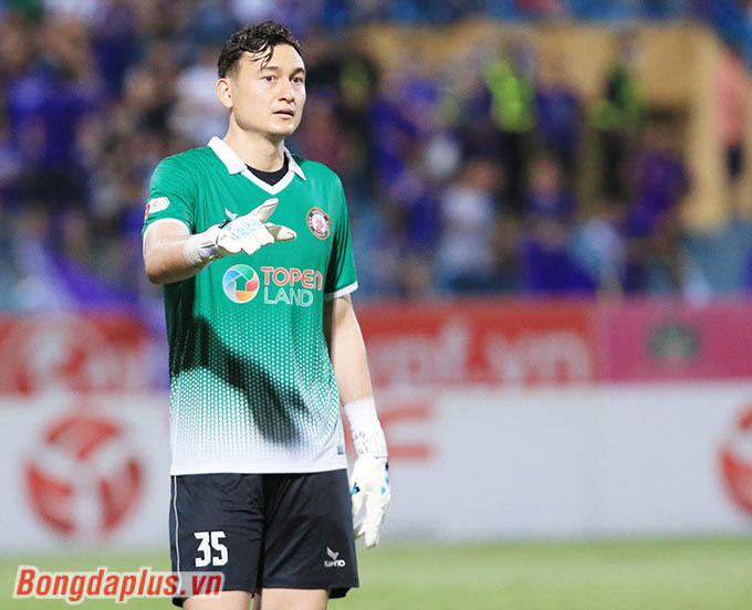 Thủ môn Đặng Văn Lâm đánh dấu màn trở lại V.League sau 4 năm vắng bóng, trong trận cầu tâm điểm giữa Bình Định và Hà Nội FC 
