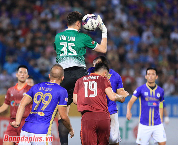 Văn Lâm vượt ám ảnh Hà Nội FC với một trận đấu xuất sắc. Anh có ít nhất 3 lần cứu thua cho Bình Định trước Hà Nội FC 