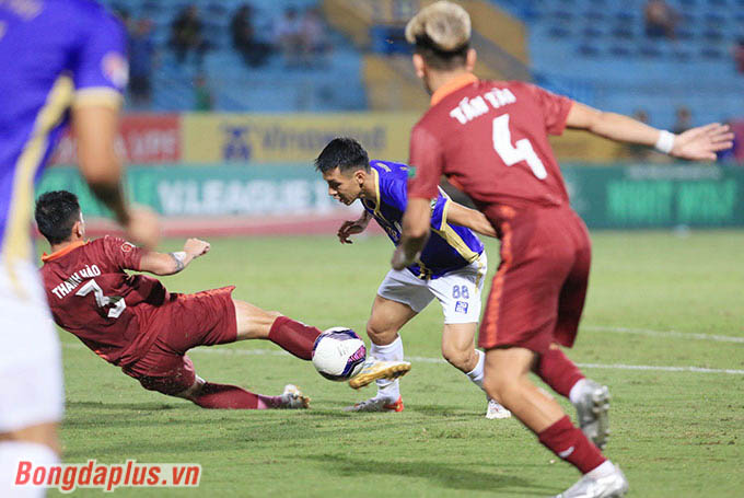 Ở đầu hiệp 2, Hùng Dũng của Hà Nội FC bị Dương Thanh Hào phạm lỗi trong vòng cấm địa