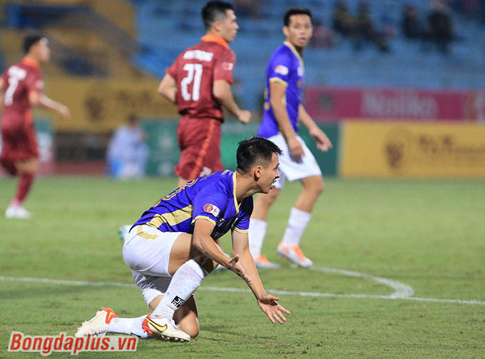 Trọng tài Trần Đình Thịnh bỏ qua tình huống phạt đền cho Hà Nội FC 