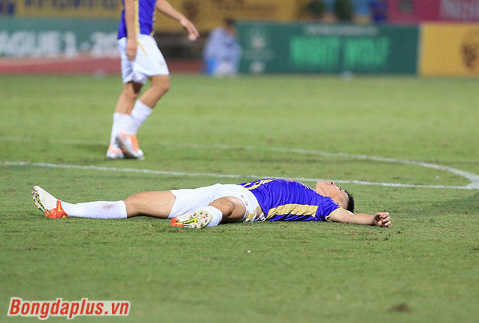 Nỗi thất vọng của Hùng Dũng khi Hà Nội FC bị bỏ qua quả phạt đền mười mươi đầu hiệp 2