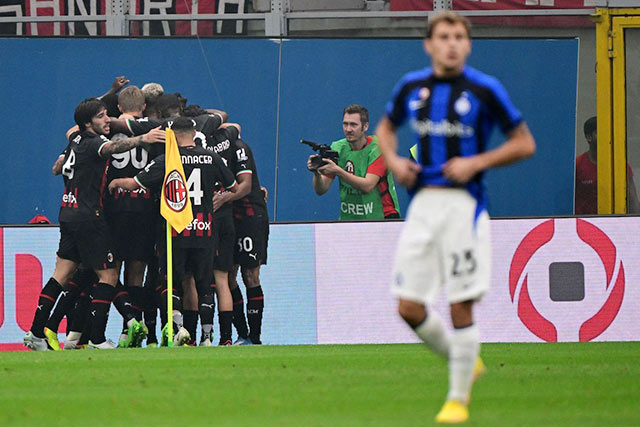 Các cầu thủ Milan vui mừng với màn ngược dòng ngoạn mục trước sự thất thần của đối thủ Inter