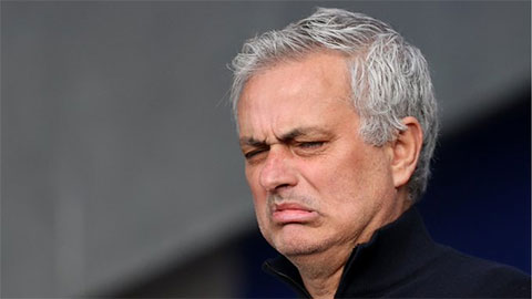 HLV Mourinho bị chế giễu sau trận Roma thua thảm