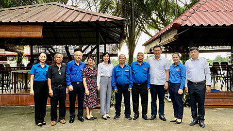 Nguyên Uỷ viên TW Đảng Hà Quang Dự và đoàn nguyên lãnh đạo Tổng cục Thể dục Thể thao thăm Bình Dương và các tỉnh phía Nam