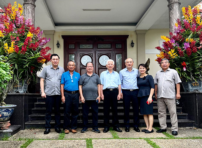 Đoàn nguyên lãnh đạo thăm gia đình nguyên Chủ tịch nước Nguyễn Minh Triết