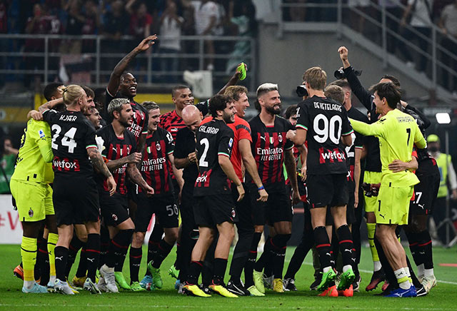 Các cầu thủ Milan ăn mừng chiến thắng trước Inter vừa qua 