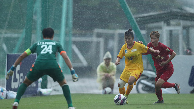 Trời mưa, sân trơn đã ảnh hưởng đáng kể đến chất lượng chuyên môn của trận đấu. Ảnh: VFF