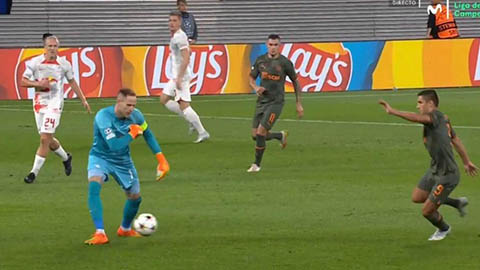 Thủ môn RB Leipzig rời khung thành 30m 'tặng' bàn thắng cho đối thủ