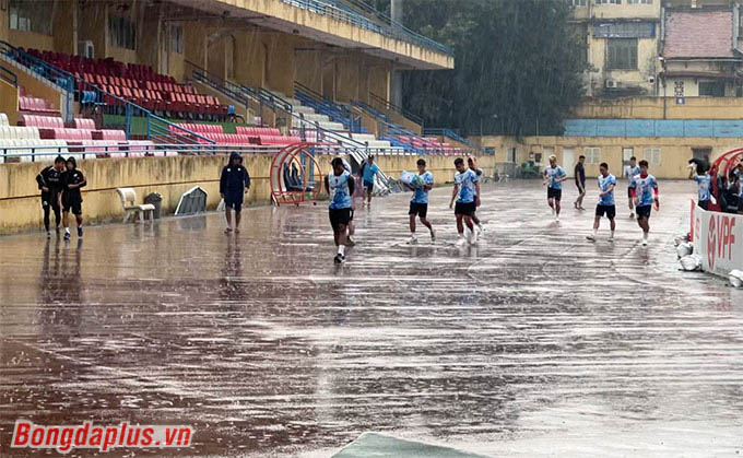 Cơn mưa to ở Hà Nội chiều ngày 7/9 khiến Bình Định FC không thể tập luyện trên sân Hàng Đẫy trước trận gặp Viettel ở Tứ kết Cúp Quốc gia 2022