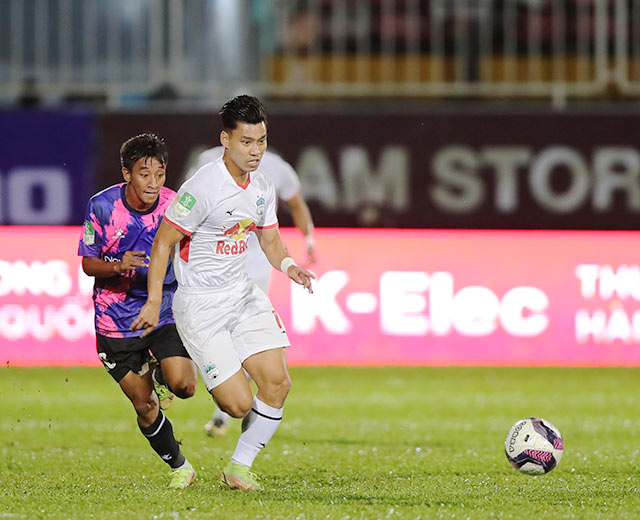 Văn Thanh và đồng đội đang chật vật bám đuổi các đối thủ tại V.League - Ảnh: Minh Trần