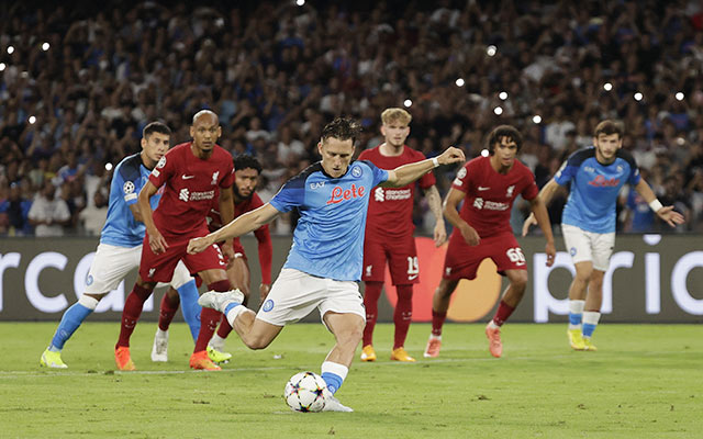  Tình huống tiền vệ Piotr Zielinski của Napoli sút thành công quả penalty mở tỷ số trong thắng lợi 4-1 trước Liverpool