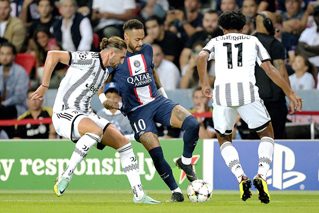 Neymar (giữa) tả xung hữu đột trong trận PSG thắng nhẹ Juve ở trận đầu tại vòng bảng