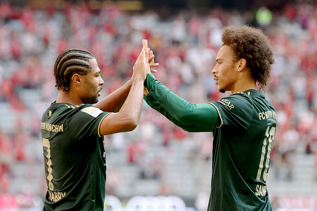 Rất có thể cả Gnabry (trái) lẫn Sane sẽ cùng ghi bàn giúp Bayern vùi dập đội khách Stuttgart