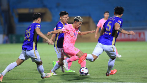 Cầu thủ Sài Gòn FC (áo sáng) đang dốc toàn lực đua trụ hạng V.League	Ảnh: ĐỨC CƯỜNG