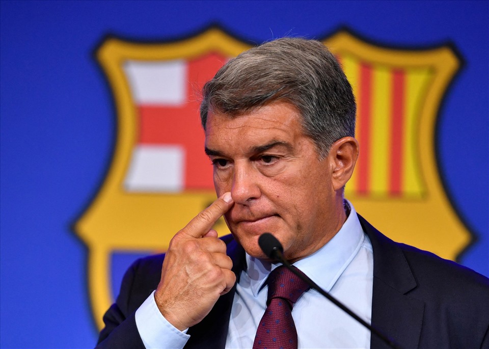 Chủ tịch Lapota đã tìm mọi cách để kiếm tiền cho Barca