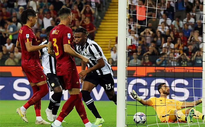 Roma thảm bại 0-4 dưới tay Udinese