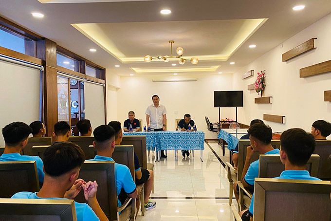 Phó Giám đốc Sở VH-TT-DL tỉnh Bình Dương, Phó Chủ tịch VFF - Cao Văn Chóng dặn dò các cầu thủ trước ngày lên đường - Ảnh: VFF 