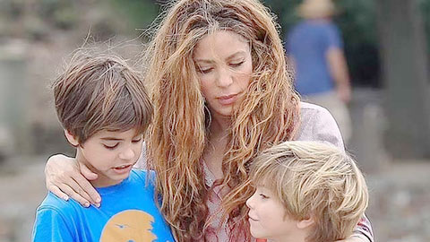 Shakira bị kẻ tự nhận là con rơi tống tiền 