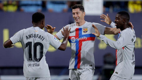 Lewandowski (giữa) tiếp tục ghi bàn để giúp Barca vùi dập đối thủ Cadiz