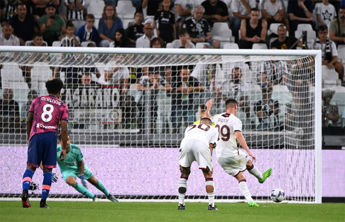 Piatek giúp đội khách dẫn trước Juventus 2-0