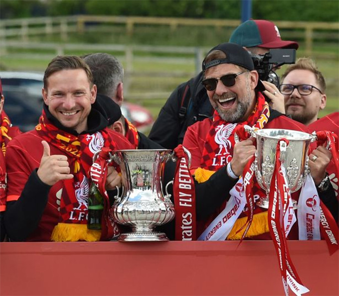 Lijnders (trái) đã có 8 năm làm việc cho Liverpool