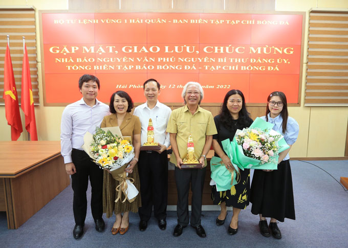 BTL vùng 1 Hải quân trao tặng cột mốc chủ quyền Trường Sa cho đồng chí Đào Minh Tú, đồng chí Nguyễn Văn Phú và BBT Tạp chí Bóng Đá