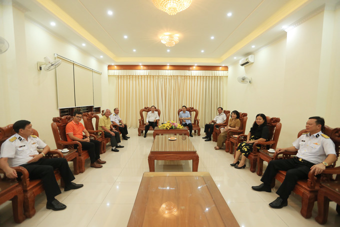 Phó Thống đốc Thường trực Ngân hàng Nhà nước Đào Minh Tú (bên trái) và Trung tướng Nguyễn Văn Bổng, Bí thư Đảng uỷ, Chính uỷ BTL Hải quân cùng các đại biểu tại cuộc gặp mặt giao lưu.
