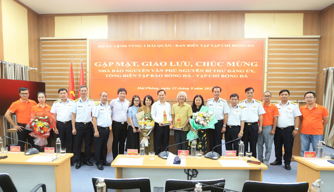 Thủ trưởng BTL vùng 1 Hải quân tặng quà và chụp ảnh lưu niệm cùng các đại biểu -	Ảnh: MINH TUẤN