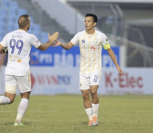 Văn Quyết đưa Hà Nội FC thoát khỏi 1 thất bại tủi hổ 