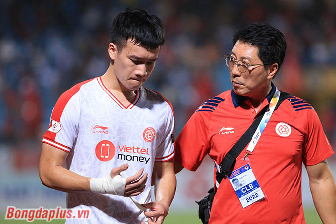 Điều này khiến cho HLV Park Hang Seo đương nhiên không yên lòng. Ngay sau khi Viettel thắng 4-0 Nam Định, HLV Park đã cử trợ lý Lee xuống hỏi thăm tình hình của Hoàng Đức. 