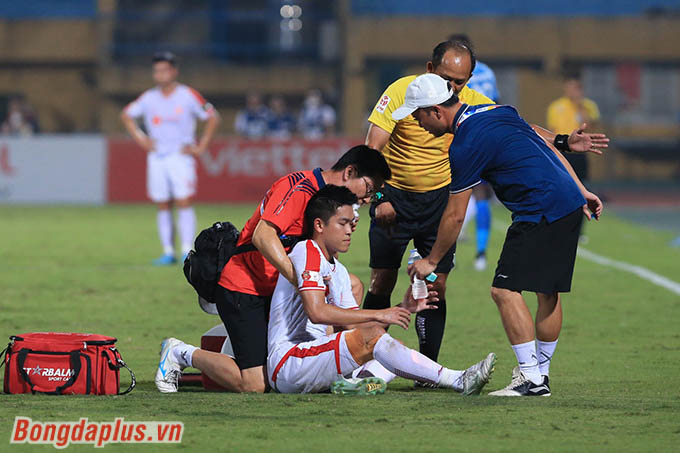 Một cầu thủ khác của Viettel là Hữu Thắng bị rách mắt sau một pha va chạm 