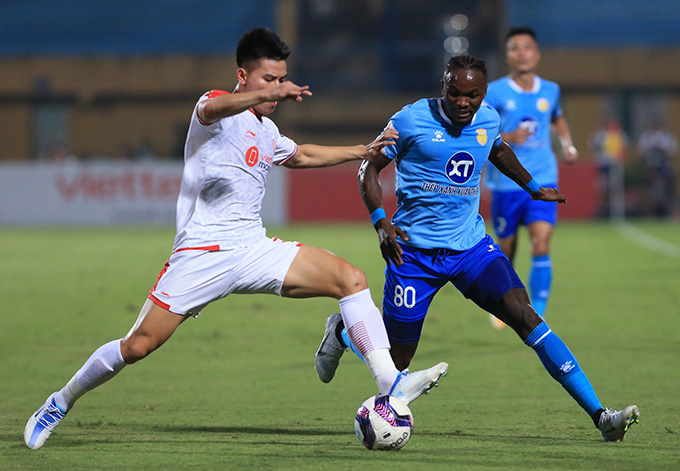 Nam Định cố gắng trụ hạng V.League - Ảnh: Đức Cường