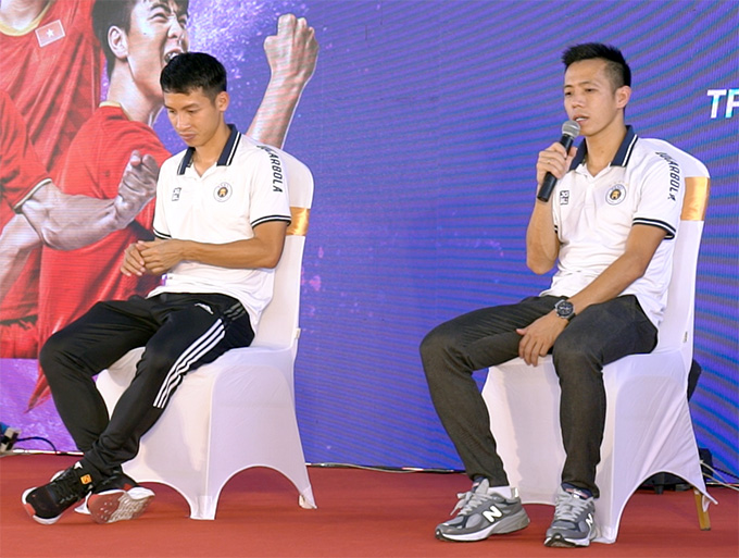 Các cầu thủ Hà Nội FC truyền cảm hứng cho cầu thủ trẻ Bắc Giang 