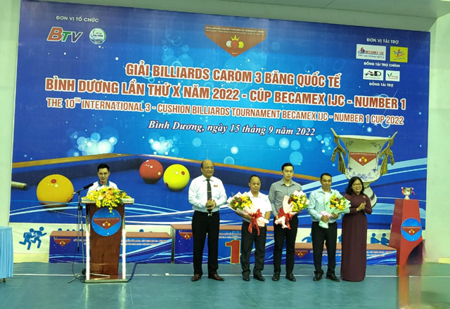 Bà Nguyễn Trường Nhật Phượng - Phó Chủ tịch HĐND tỉnh (bìa phải) và ông Lâm Phi Hùng - Giám đốc Đài PTTH Bình Dương Trưởng BTC (bìa trái) giải tặng hoa cho các đơn vị tài trợ